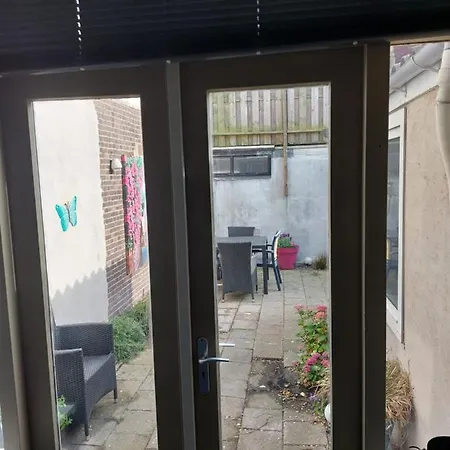 Fijn Vakantiehuis In Het Centrum Aan De Haven, Op Loopafstand De Zee En De Boot Texel Holiday home Den Helder